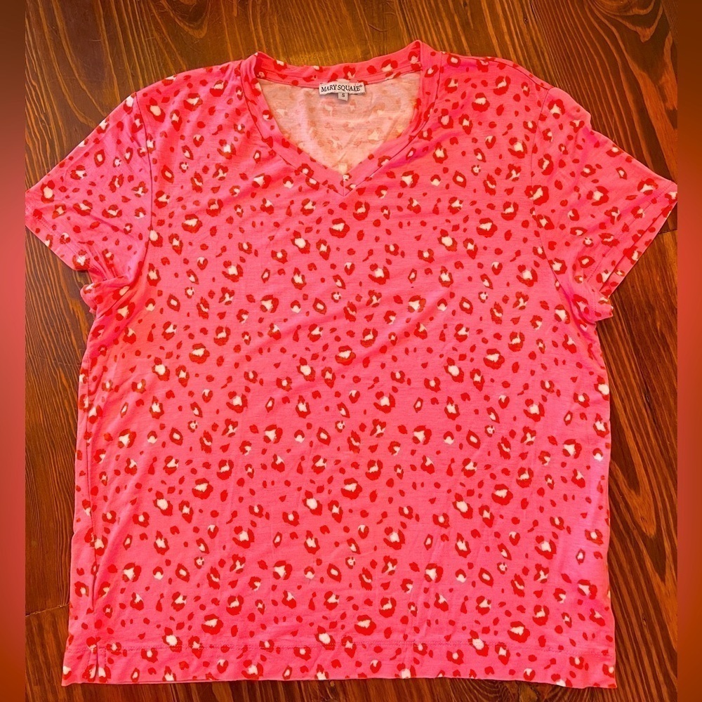 MARY SQUARE Leopard Coral Short Sleeve V-Neck Super Soft Top Size Small